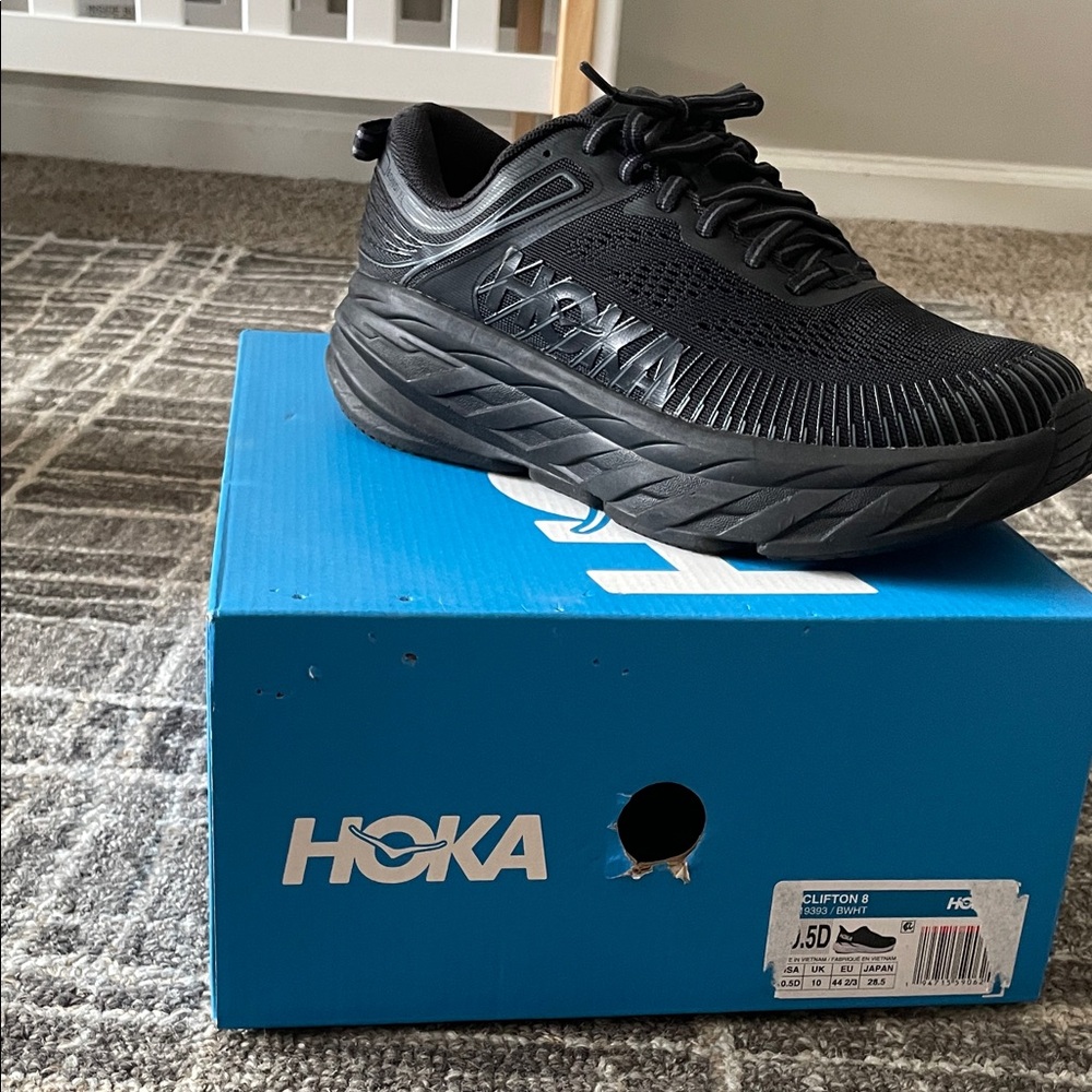 Hoka women’s Black Bondi 7